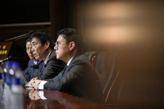 急先锋保护全球华人安全急先锋小队辗转各国完成多重惊险任务，始终团结一致、配合默契，正如特辑中母其弥雅所说，少不了总指挥成龙的全方位;操心